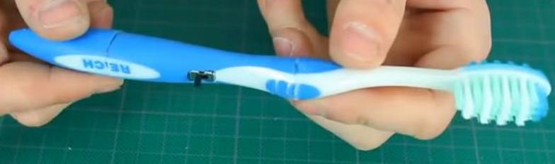 撥動開關安裝到牙刷成品圖.jpg 撥動開關安裝到牙刷成品圖.jpg